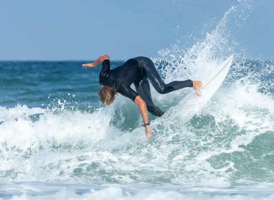 Surfer à Lacanau Plage